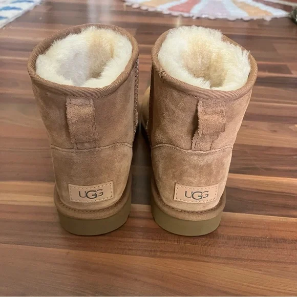 NWOT UGG Classic Mini II (size 8) - Picture 4 of 7